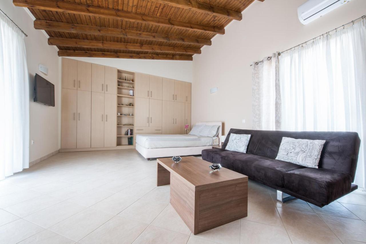 Top Floor Modern Studio In Central